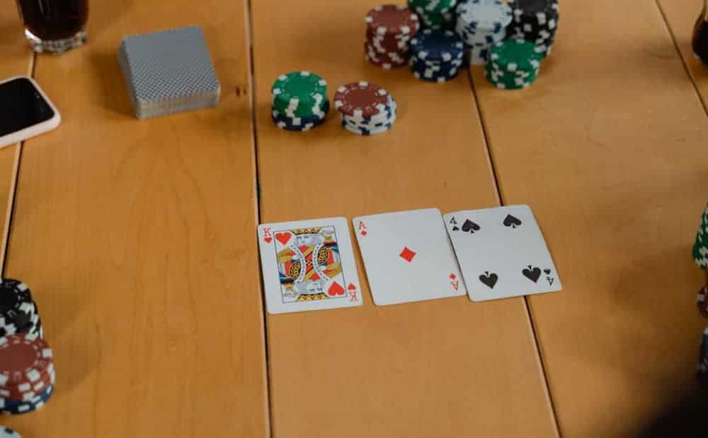 So sánh luật chơi bài cào truyền thống và bài cào online chi tiết