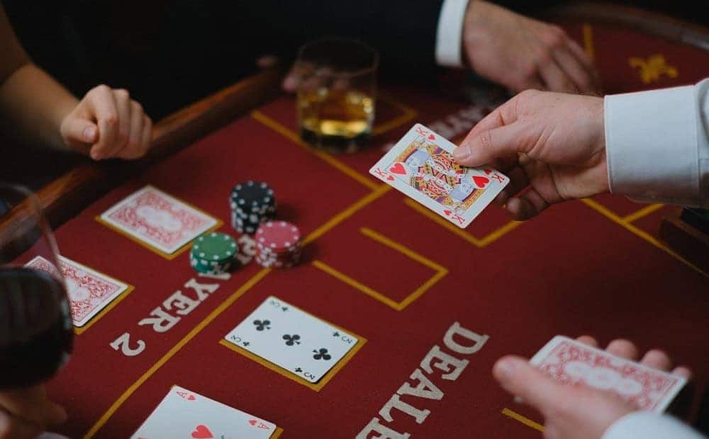 Tìm hiểu luật chơi blackjack dễ hiểu giúp người mới không thua sớm